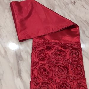 Like new table runners with rosette detail